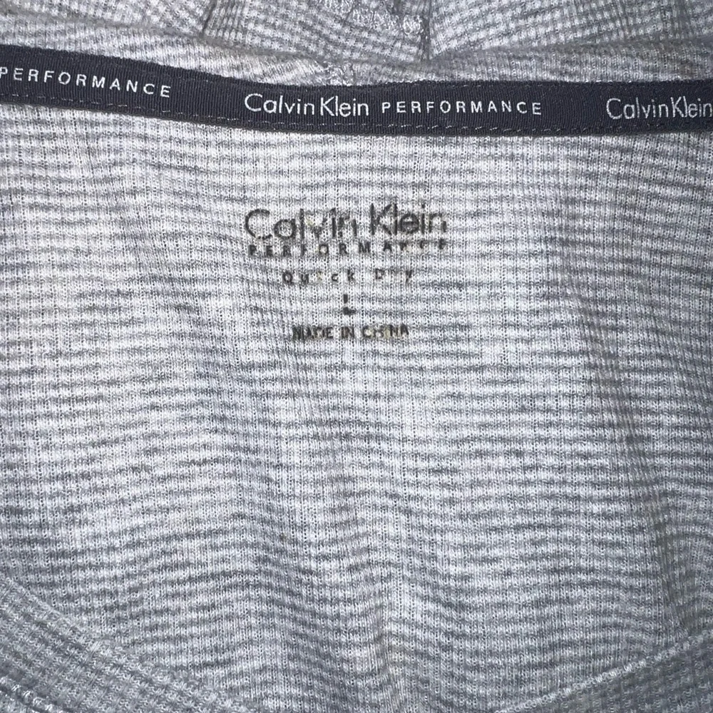 CALVIN KLEIN | PERFORMANCE WAFFLE PULLOVER HOODIE - Picture 9 of 10